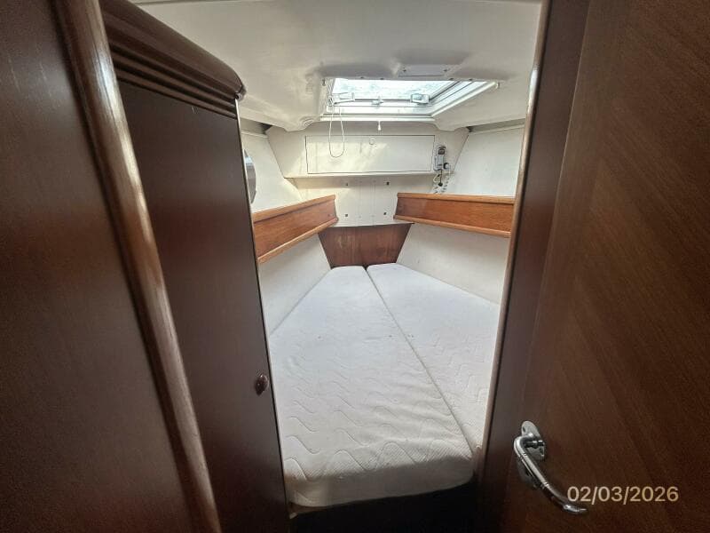 54' Jeanneau forward stateroom