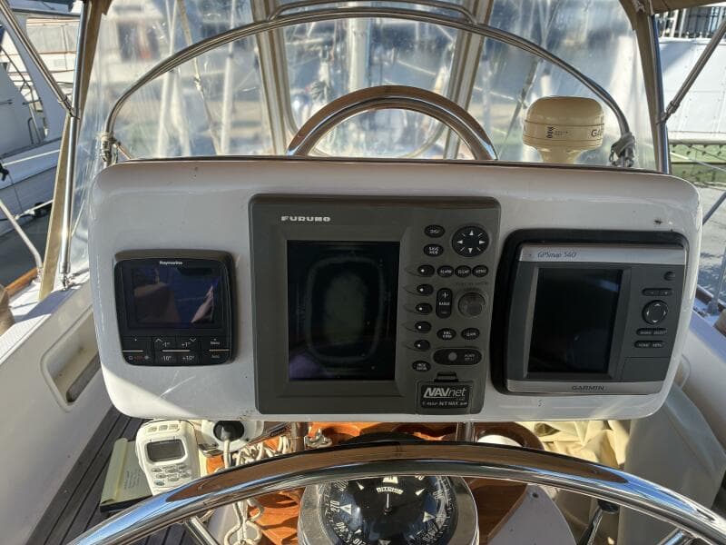 1996 Hylas 46 Electronics