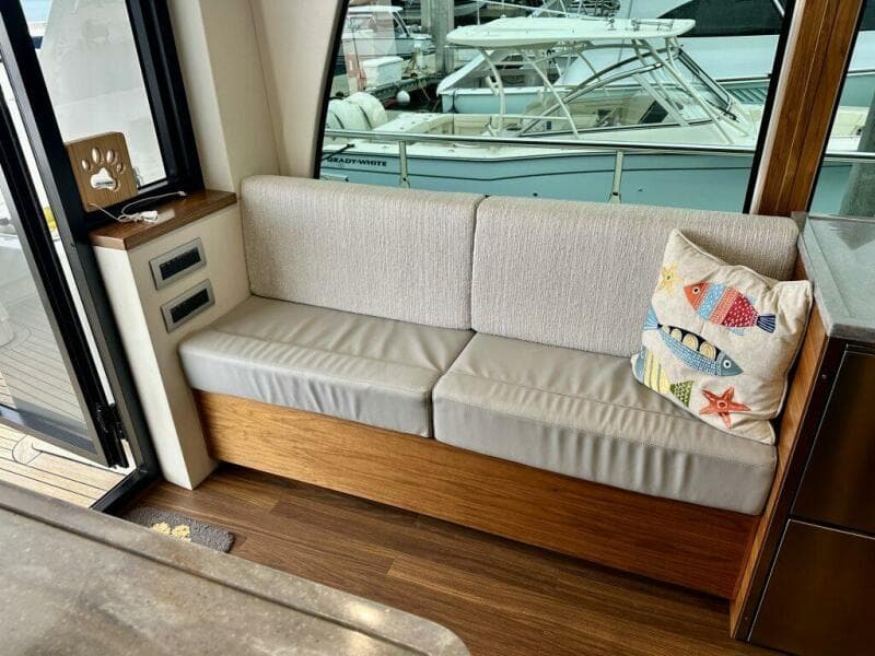 Outer Reef 62 SOUTH  PAWS - Salon Galley