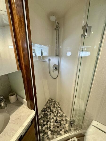 Outer Reef 62 SOUTH  PAWS - VIP Stateroom Ensuite Head