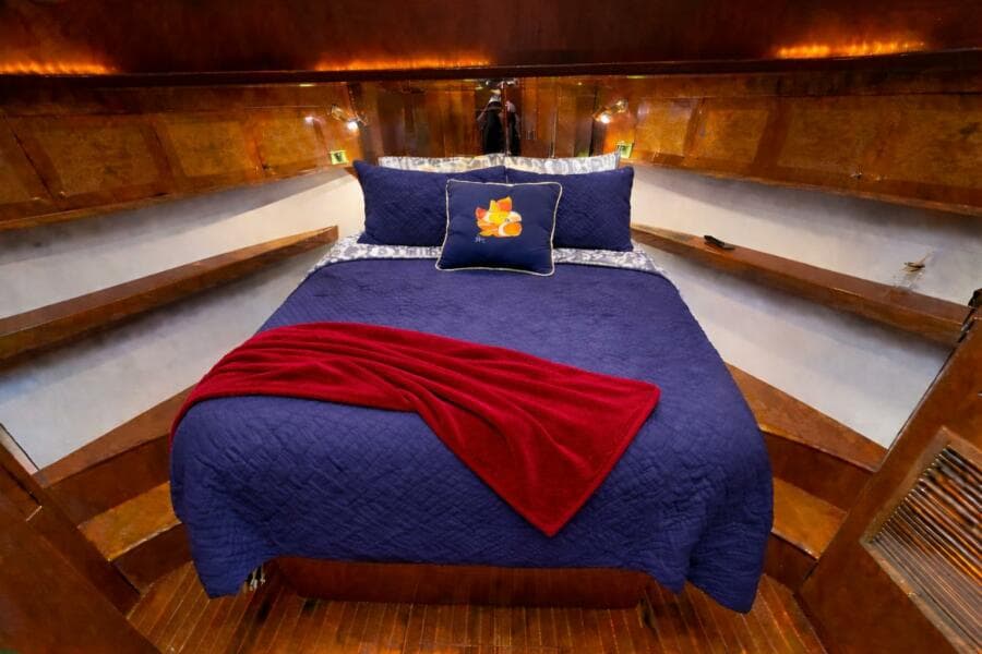 2004 Altima 55 Pilothouse