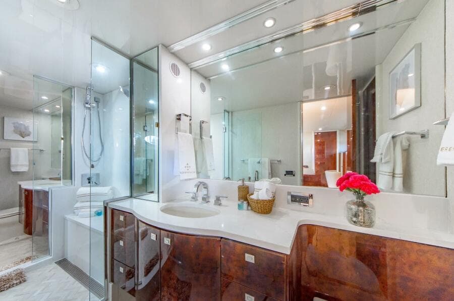 2001 Lazzara Yachts 94 Motor Yacht