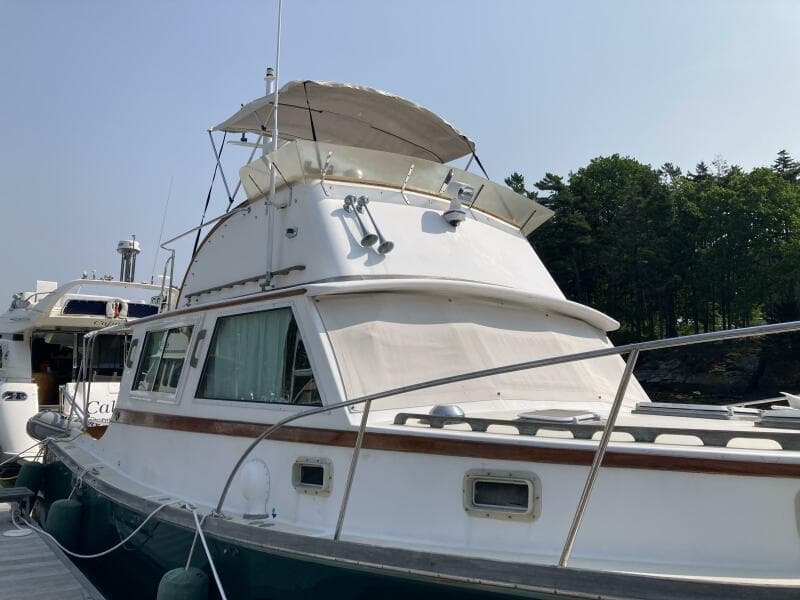 Miracle flybridge w/bimini