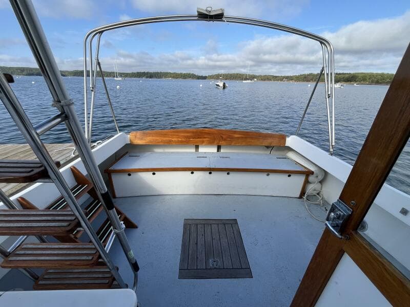 Miracle aft cockpit, stern seat, bimini frame