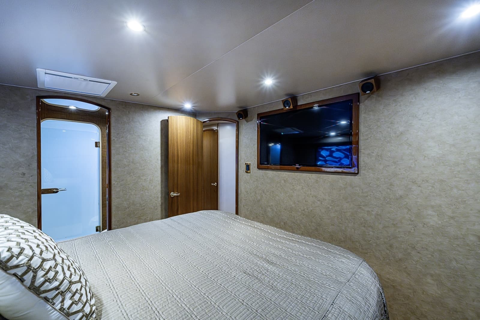 2007 Viking 64 Convertible - Photo 65