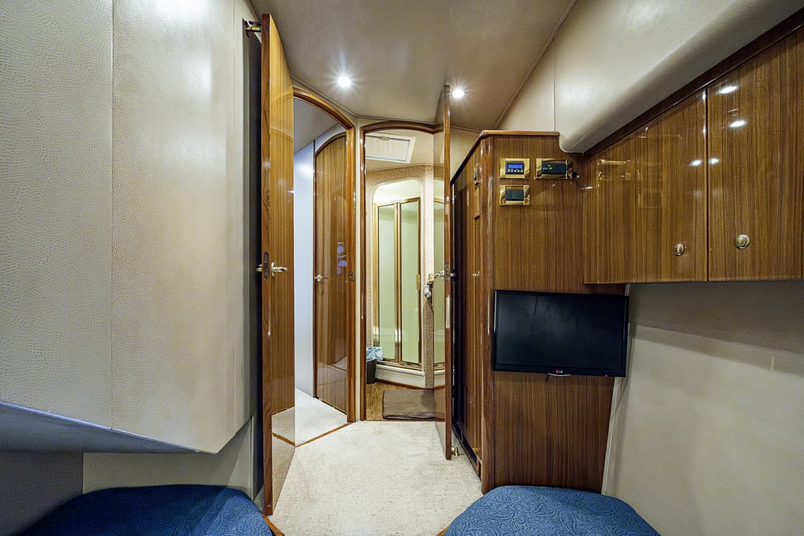 2007 Viking 64 Convertible - Photo 83