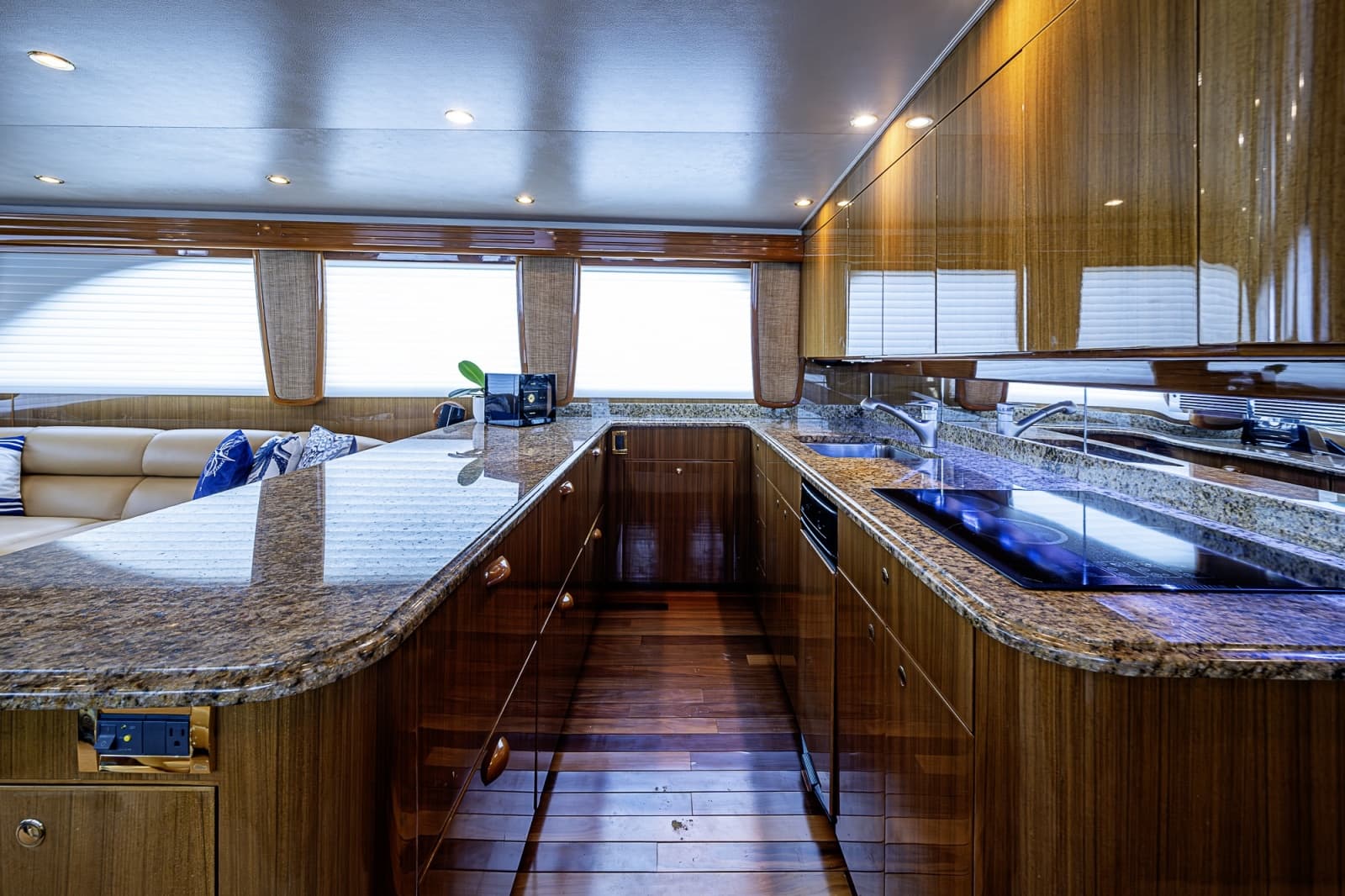 2007 Viking 64 Convertible - Photo 60