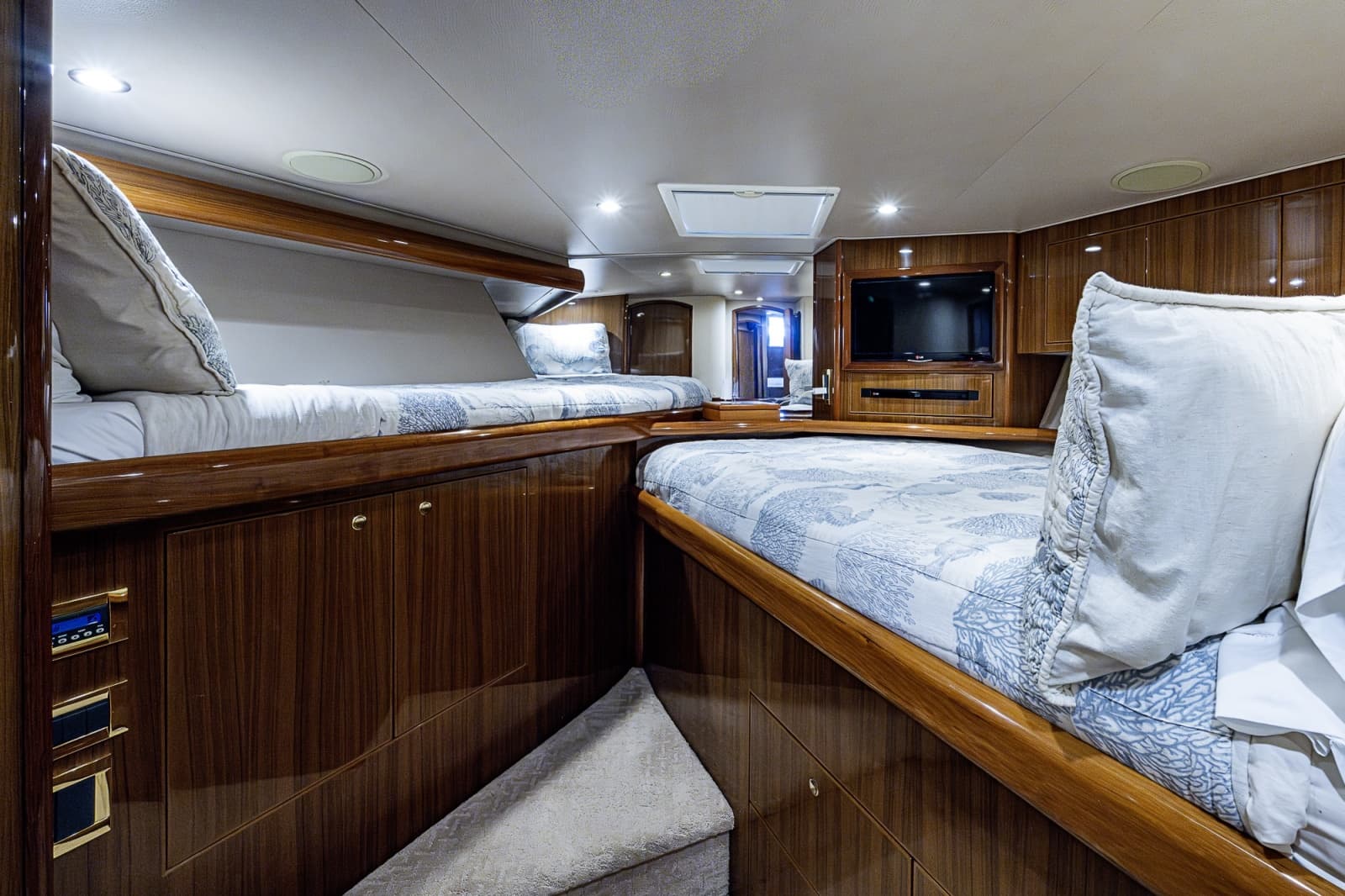 2007 Viking 64 Convertible - Photo 78