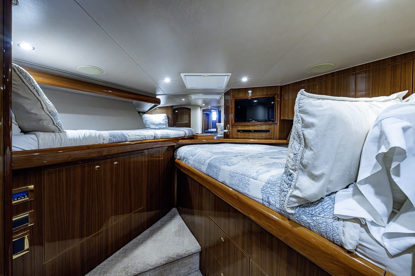 2007 Viking 64 Convertible - Photo 75