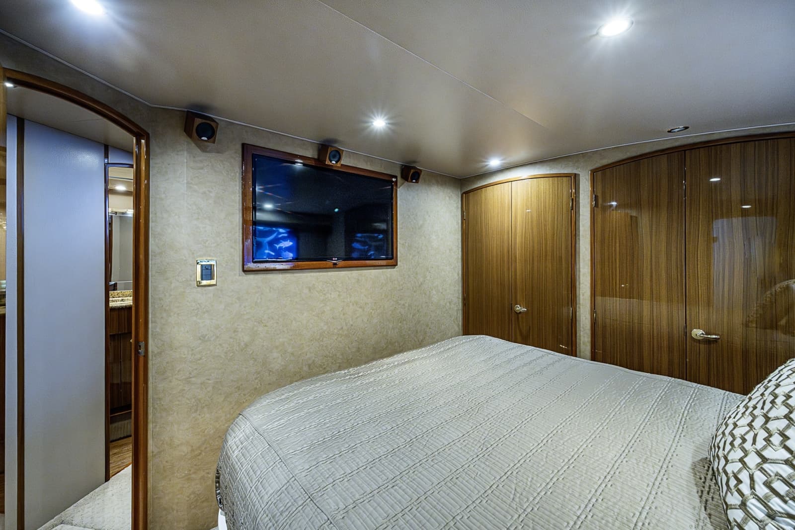 2007 Viking 64 Convertible - Photo 68
