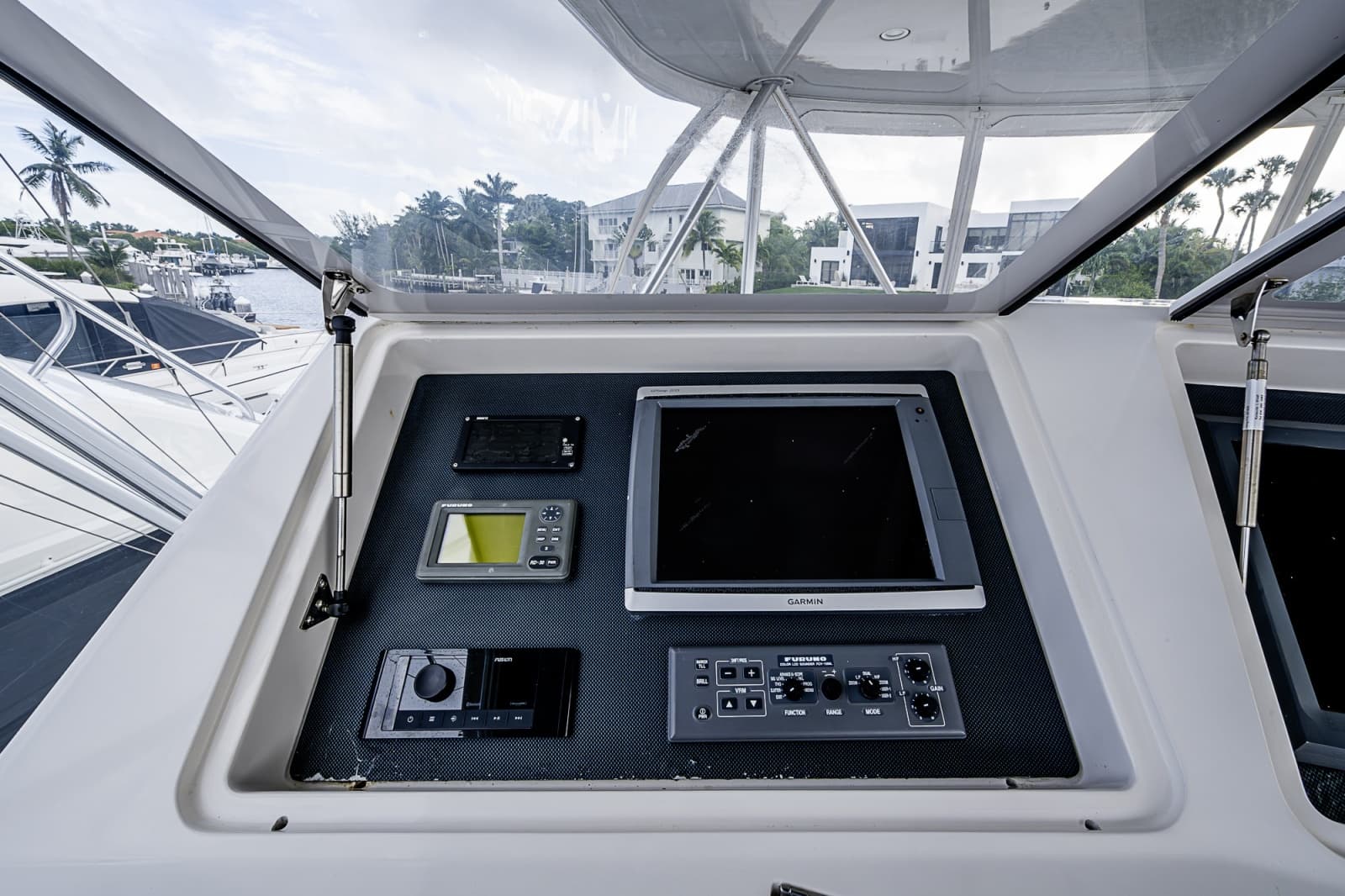 2007 Viking 64 Convertible - Photo 35