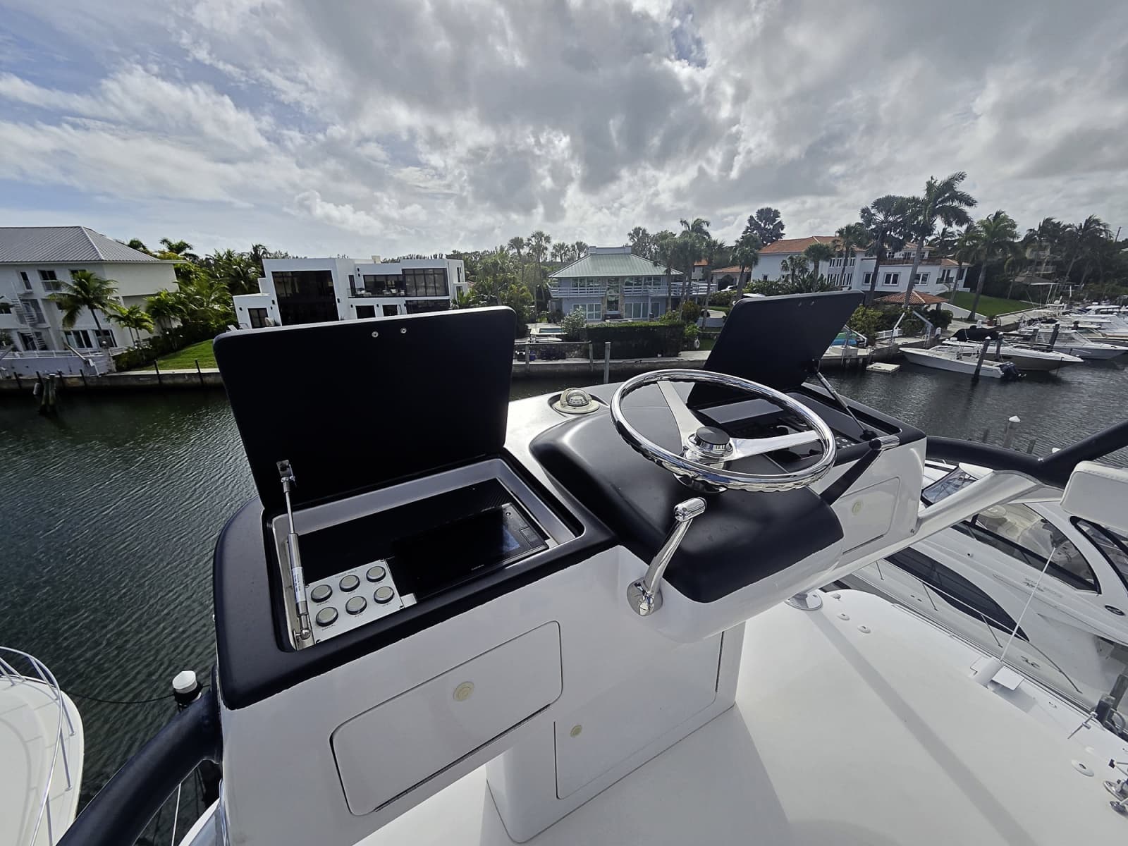 2007 Viking 64 Convertible - Photo 24
