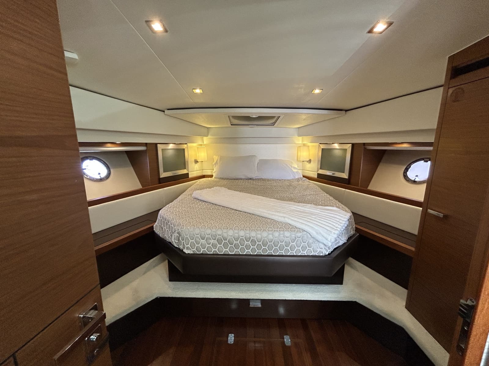 2016 Tiara Yachts C44 Coupe