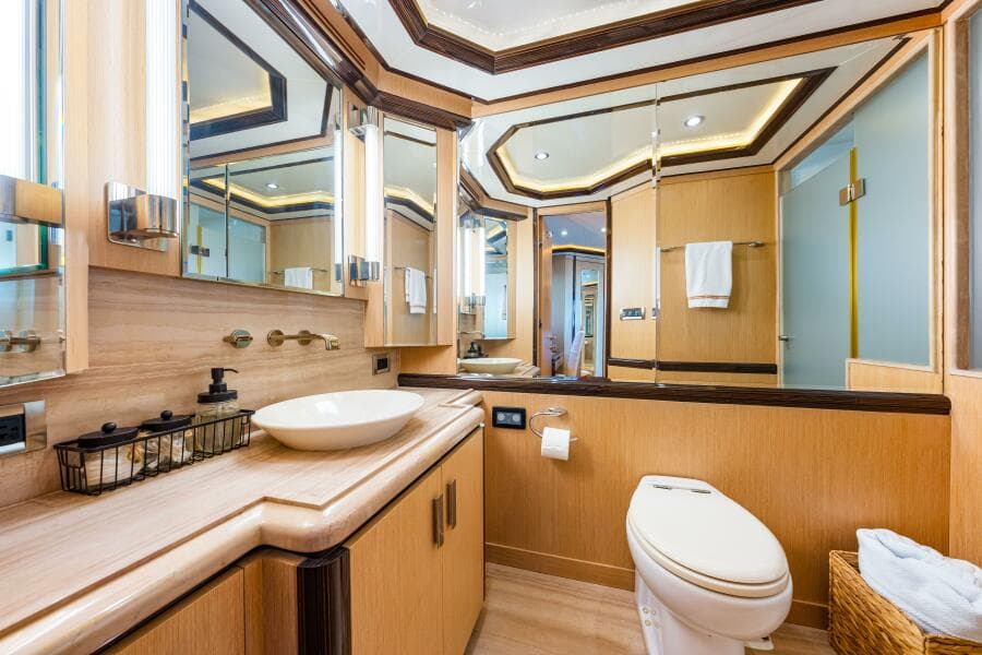 2010 83 Ocean Alexander Motor Yacht 'Relentless'