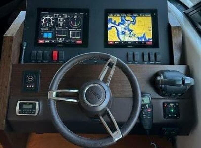 Tiara 44 NO AGENDA -  Helm Station