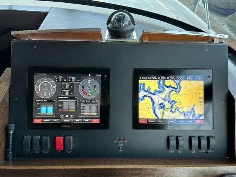 Tiara 44 NO AGENDA -  Helm Station