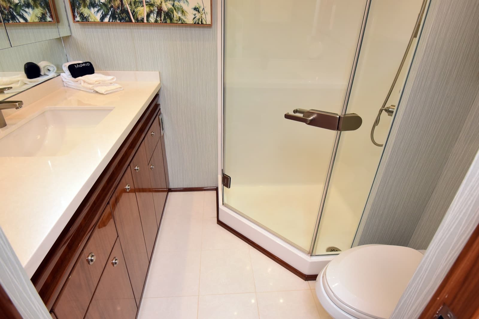 2019 Viking 80 Skybridge