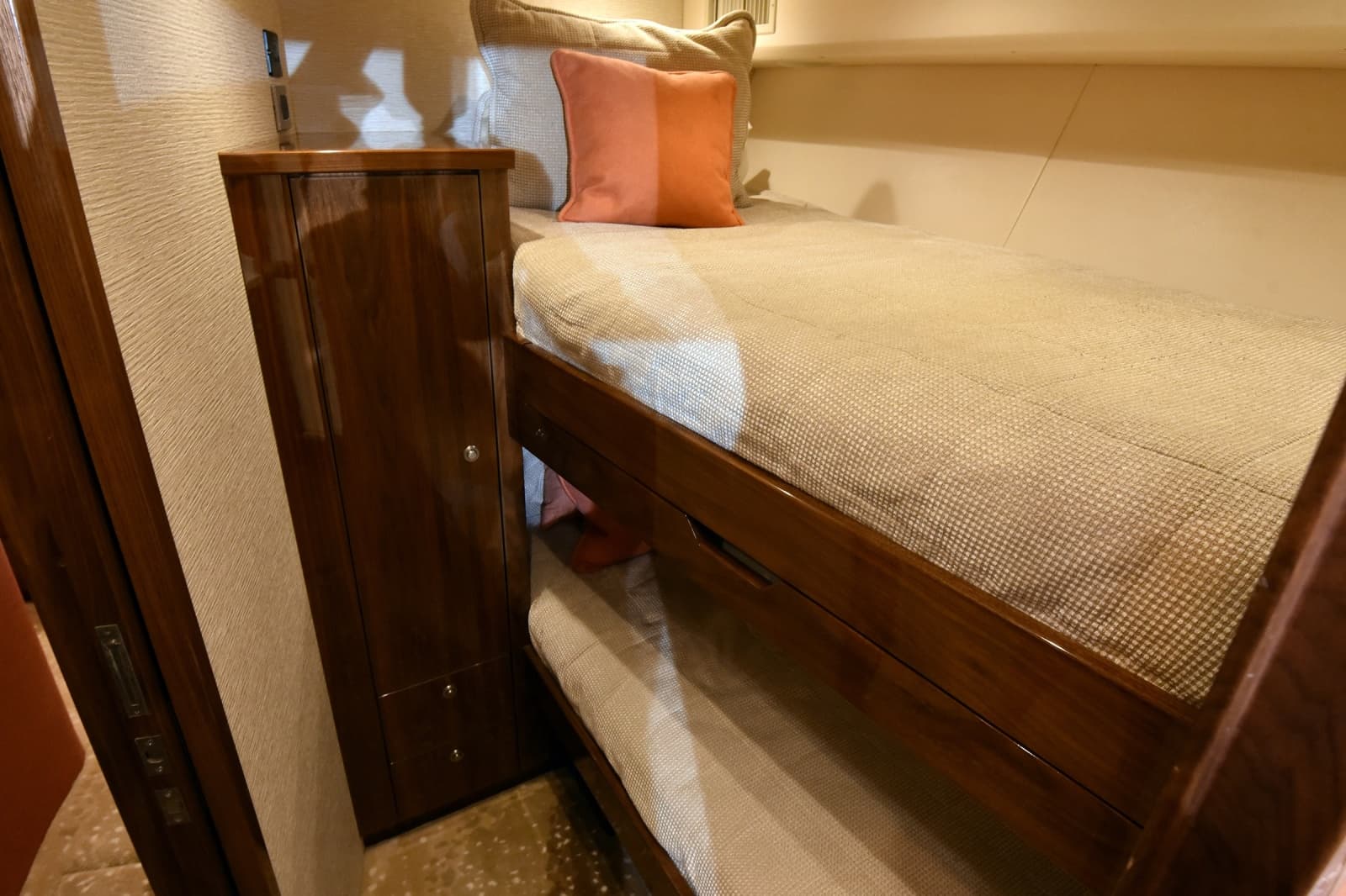 2019 Viking 80 Skybridge