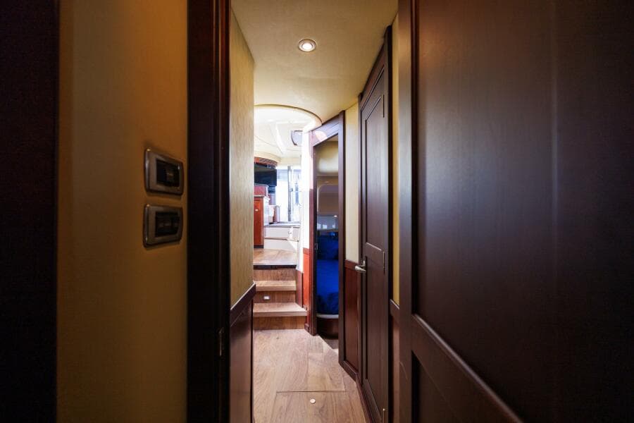 2006 52 Sea Ray Sedan Bridge Zoe Grace Companionway (2)