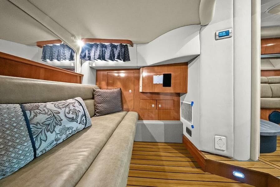 Mid guest cabin convertible seat