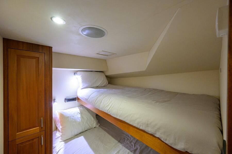 Hatteras 63 Reelin N Dealin - Interior Guest Stateroom