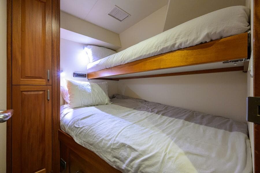 Hatteras 63 Reelin N Dealin - Interior Guest Stateroom