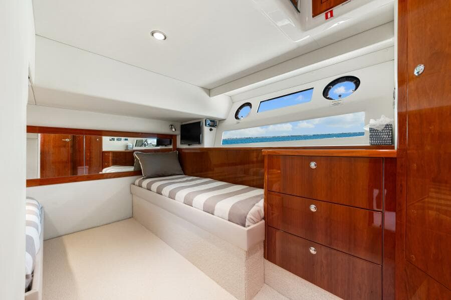 2016 Riviera 5000 Sport Yacht
