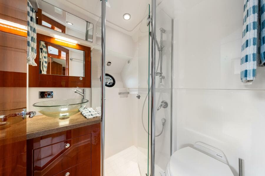 2016 Riviera 5000 Sport Yacht