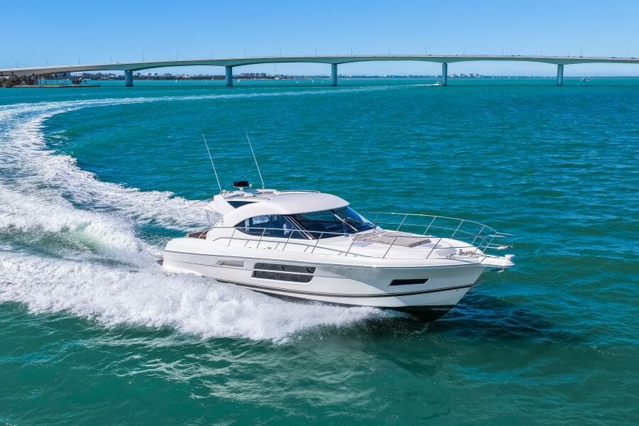 2016 Riviera 5000 Sport Yacht