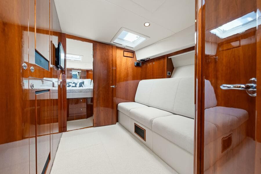 2016 Riviera 5000 Sport Yacht