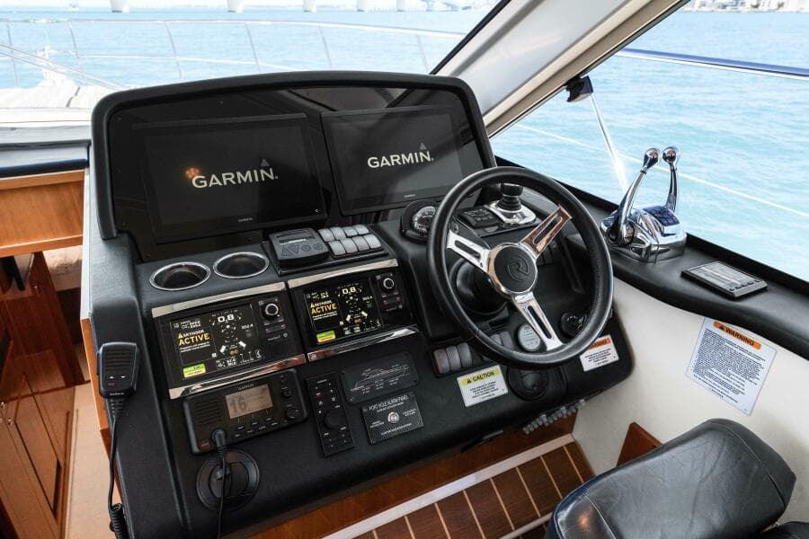 2016 Riviera 5000 Sport Yacht