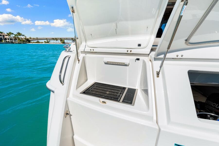 2016 Riviera 5000 Sport Yacht