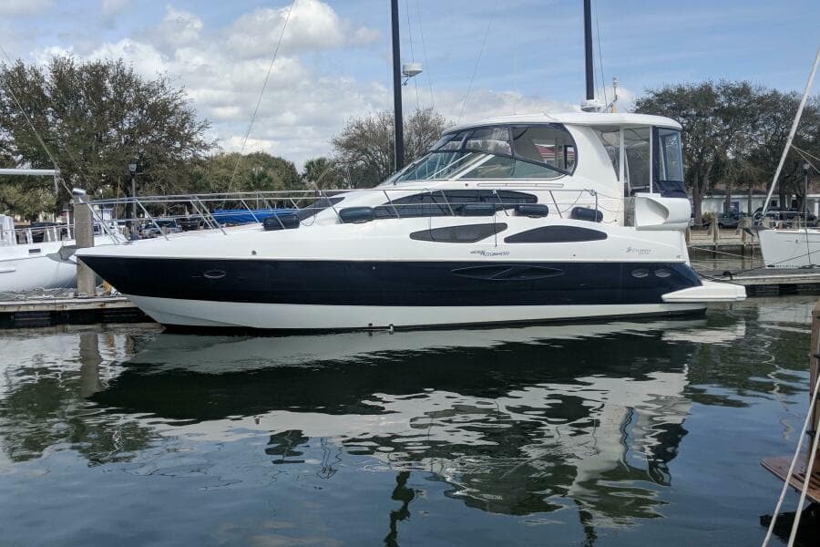 2005 Cruisers Yachts 455 Express Motor Yacht