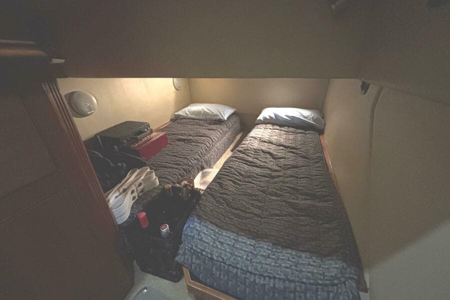 2005 Cruisers Yachts 455 Express Motor Yacht