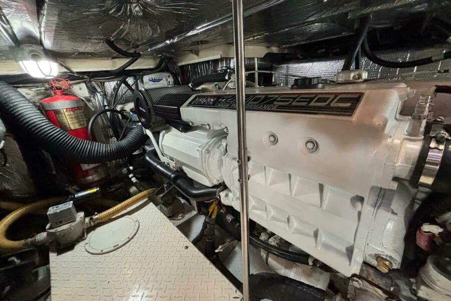 2005 Cruisers Yachts 455 Express Motor Yacht