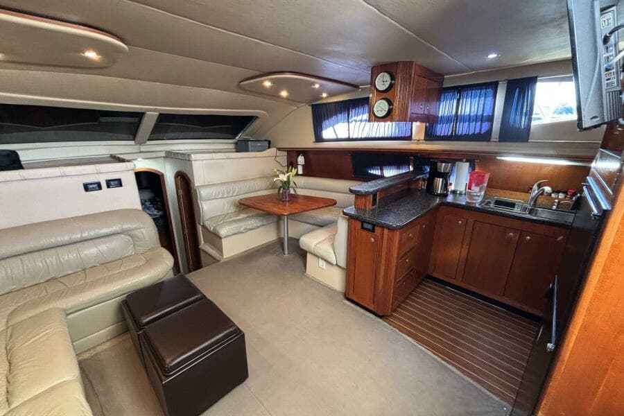 2005 Cruisers Yachts 455 Express Motor Yacht