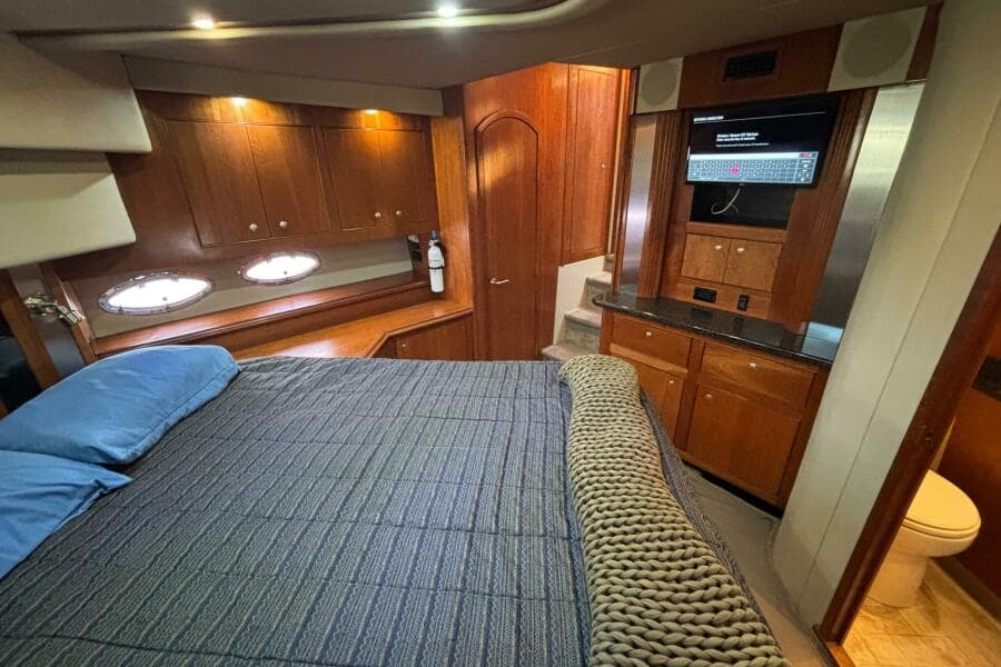 2005 Cruisers Yachts 455 Express Motor Yacht