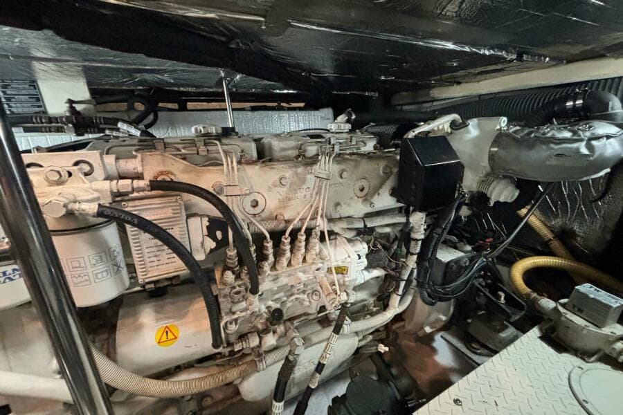 2005 Cruisers Yachts 455 Express Motor Yacht