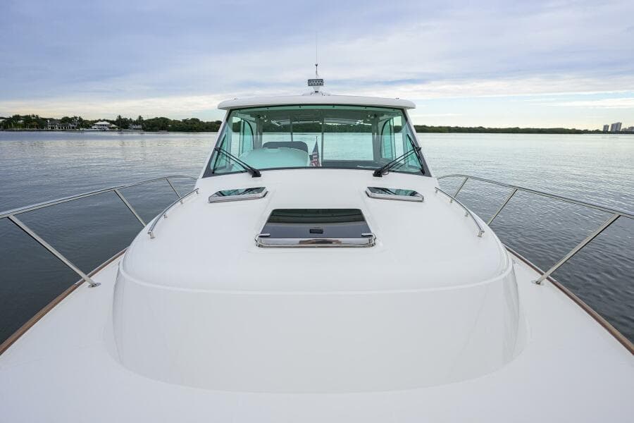 Hinckley 40X Renie Vie- Bow