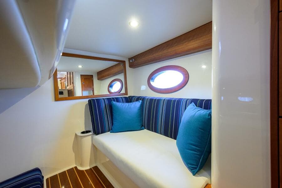 Hinckley 40X Renie Vie- Loveseat