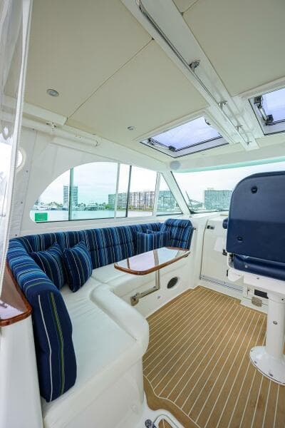 Hinckley 40X Renie Vie- Salon/Helm