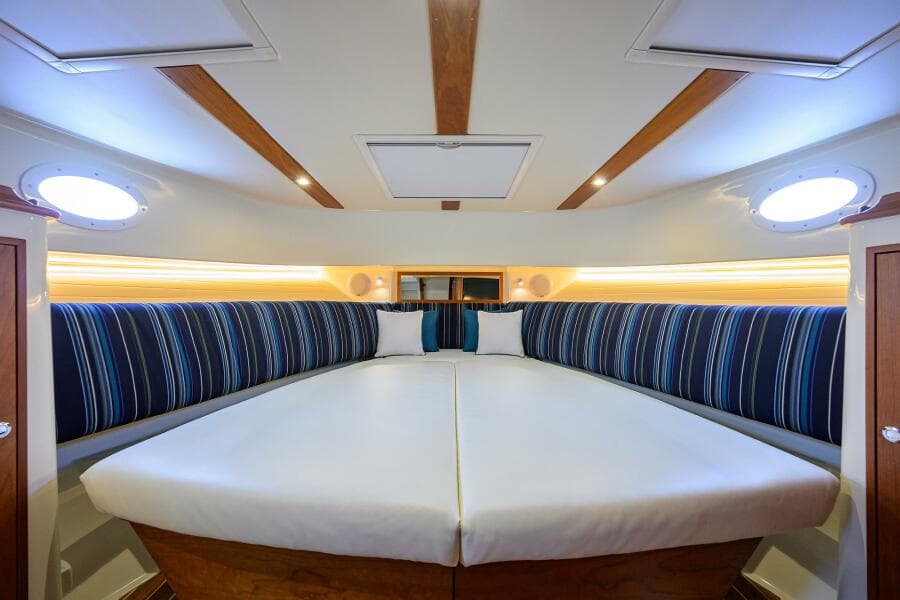 Hinckley 40X Renie Vie-Daybed Forward