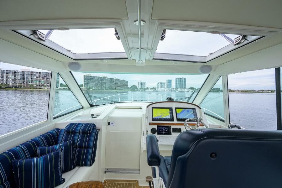 Hinckley 40X Renie Vie- Salon/Helm