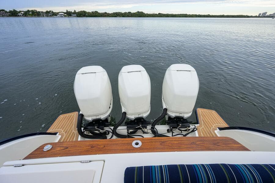 Hinckley 40X Renie Vie- Engines