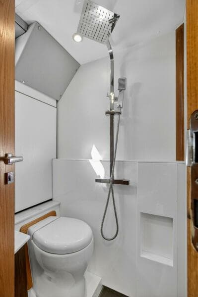 Aft head - Southerly 420