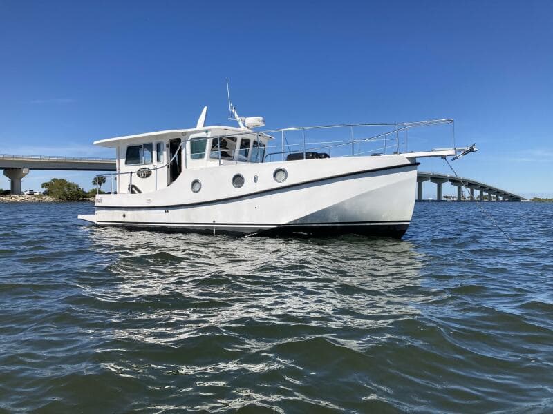 37' Great Harbour starboard forward profile