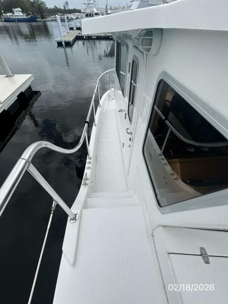 37' Great Harbour starboard side deck2