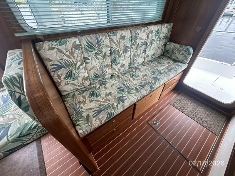 37' Great Harbour salon starboard seating2