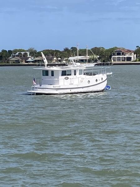 37' Great Harbour starboard aft profile