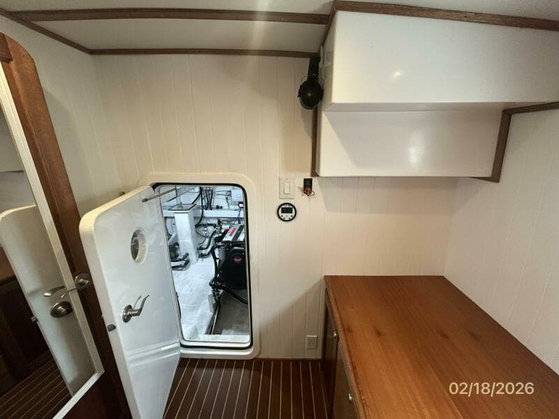 37' Great Harbour port guest-office aft